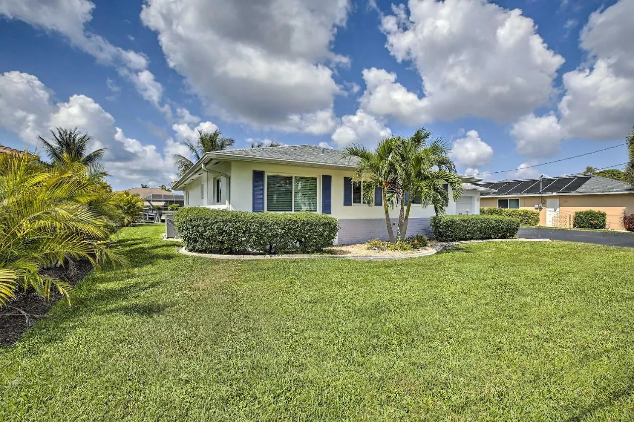 Holiday home Bright With Dock And Canal View In Cape Coral! *