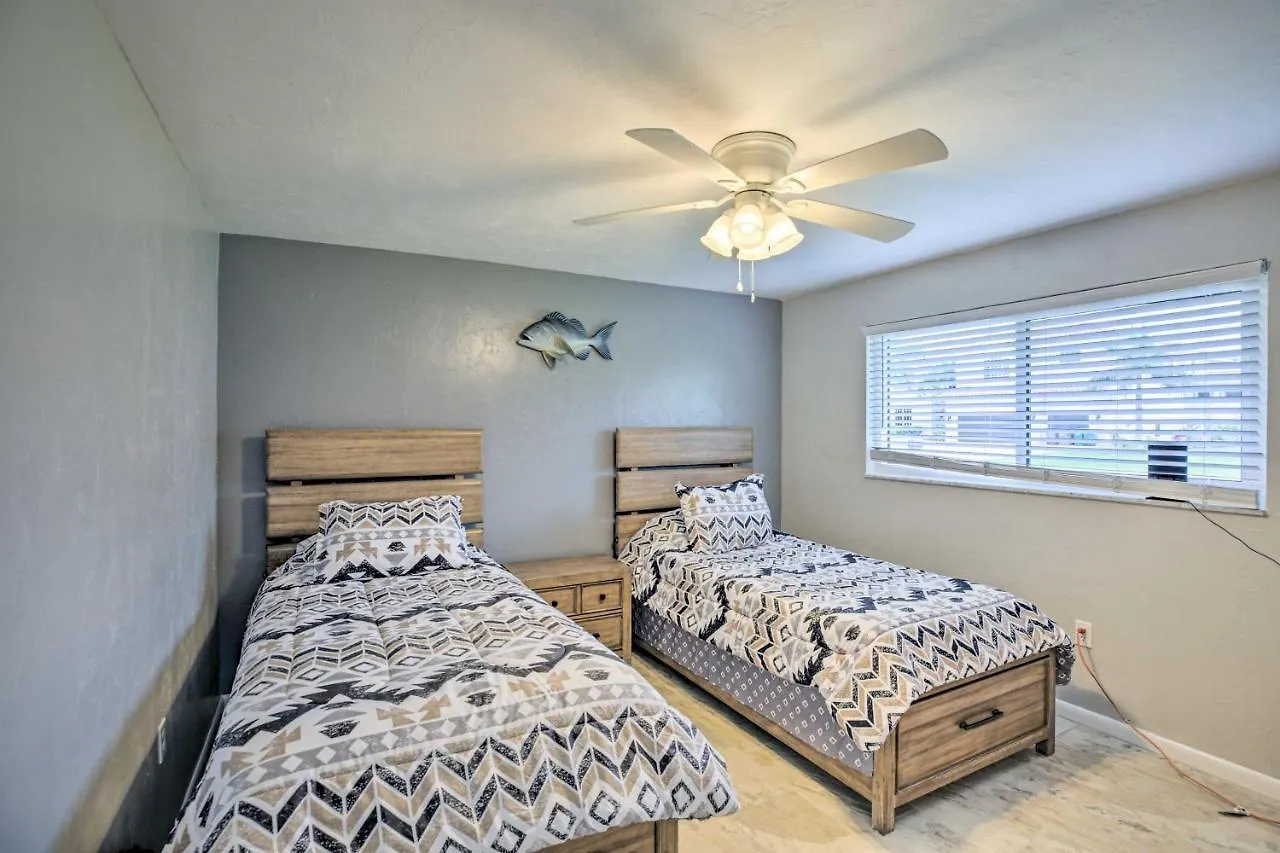 Bright With Dock And Canal View In Cape Coral! Holiday home *