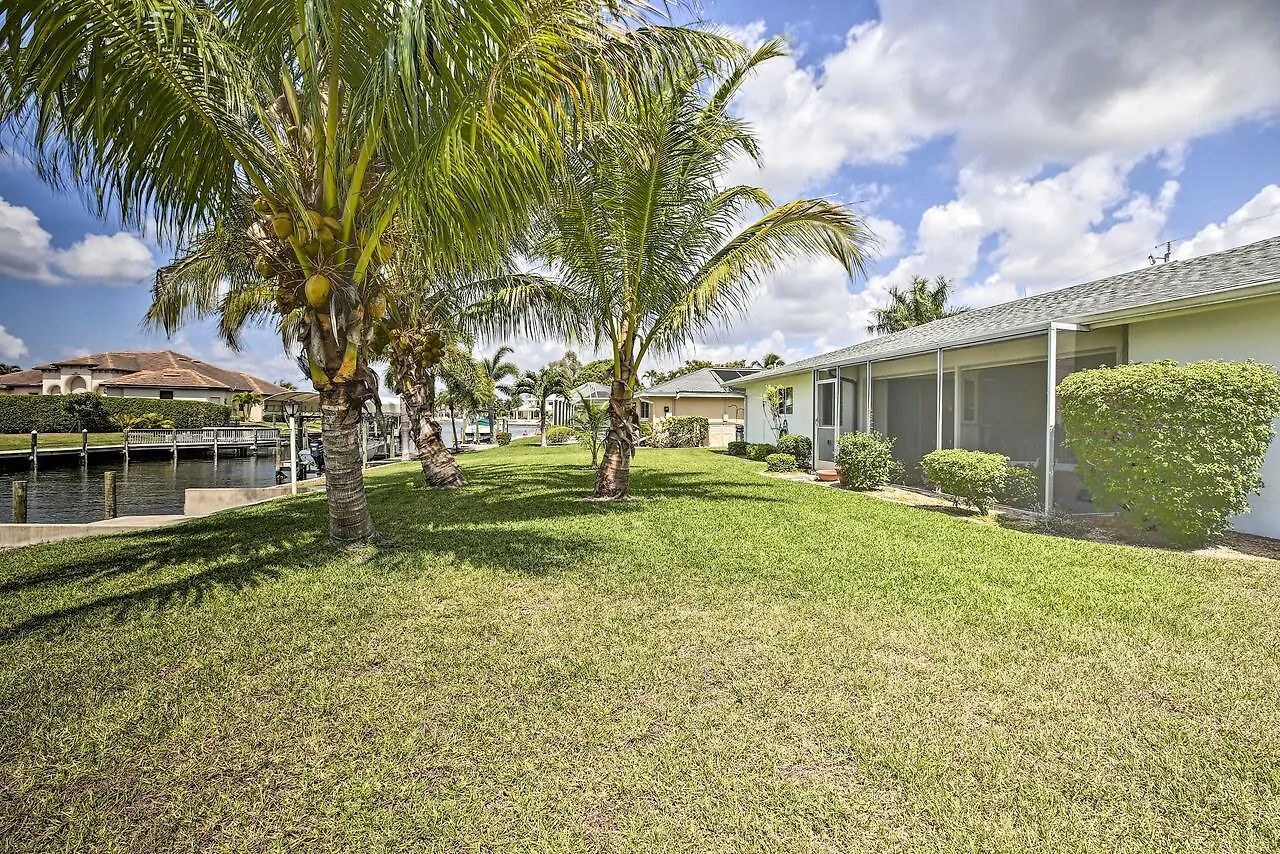 Bright With Dock And Canal View In Cape Coral! Holiday home