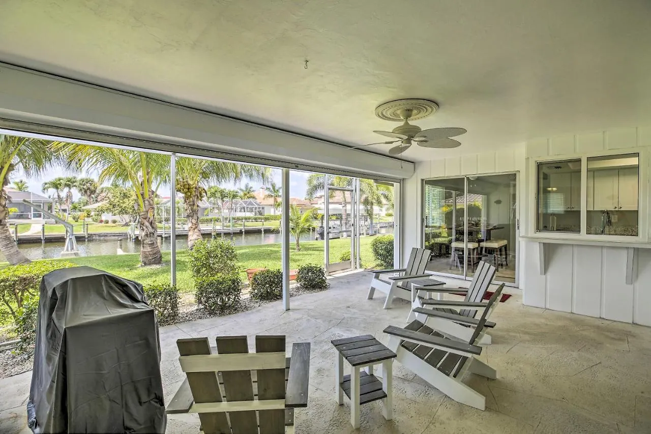 Bright With Dock And Canal View In Cape Coral! Holiday home