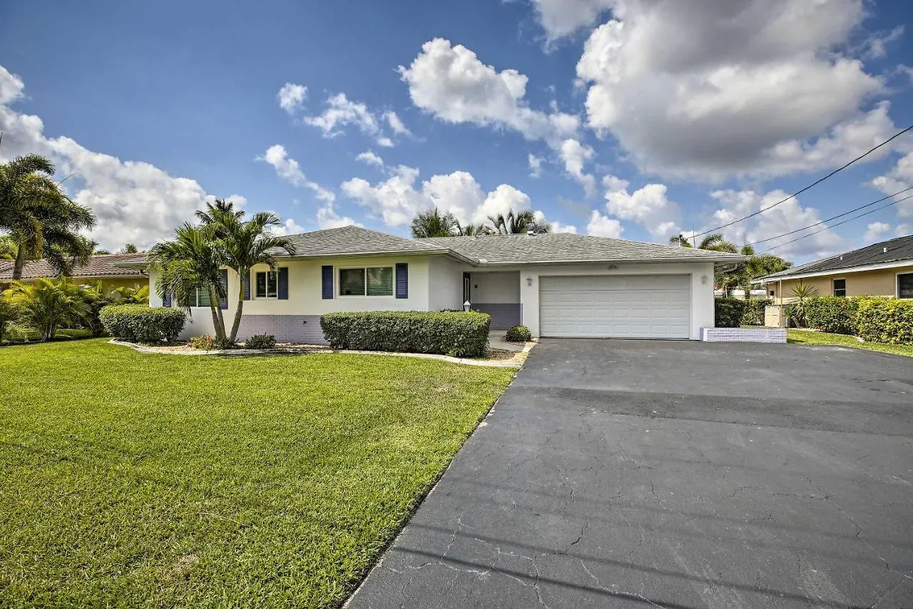 Holiday home Bright With Dock And Canal View In Cape Coral! Cape Coral