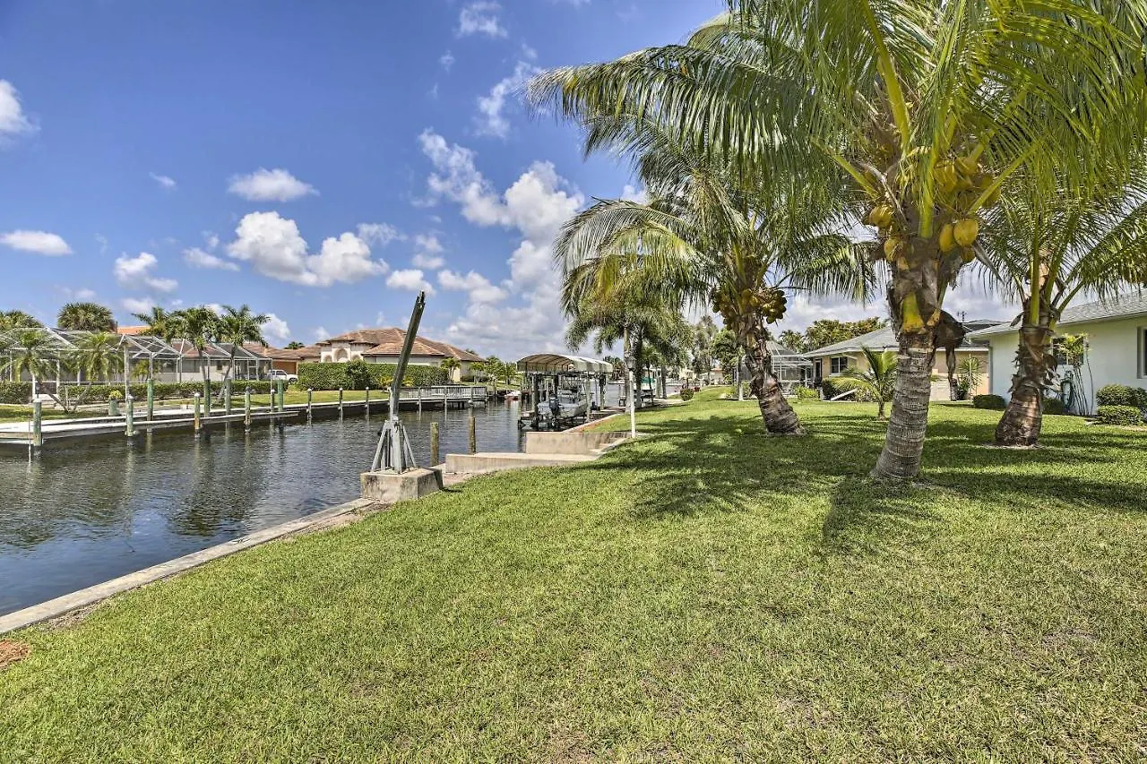 Bright With Dock And Canal View In Cape Coral! Holiday home Cape Coral