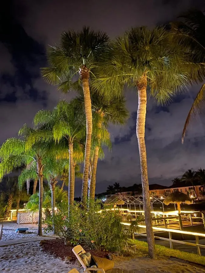 Hideaway Waterfront Resort 3*