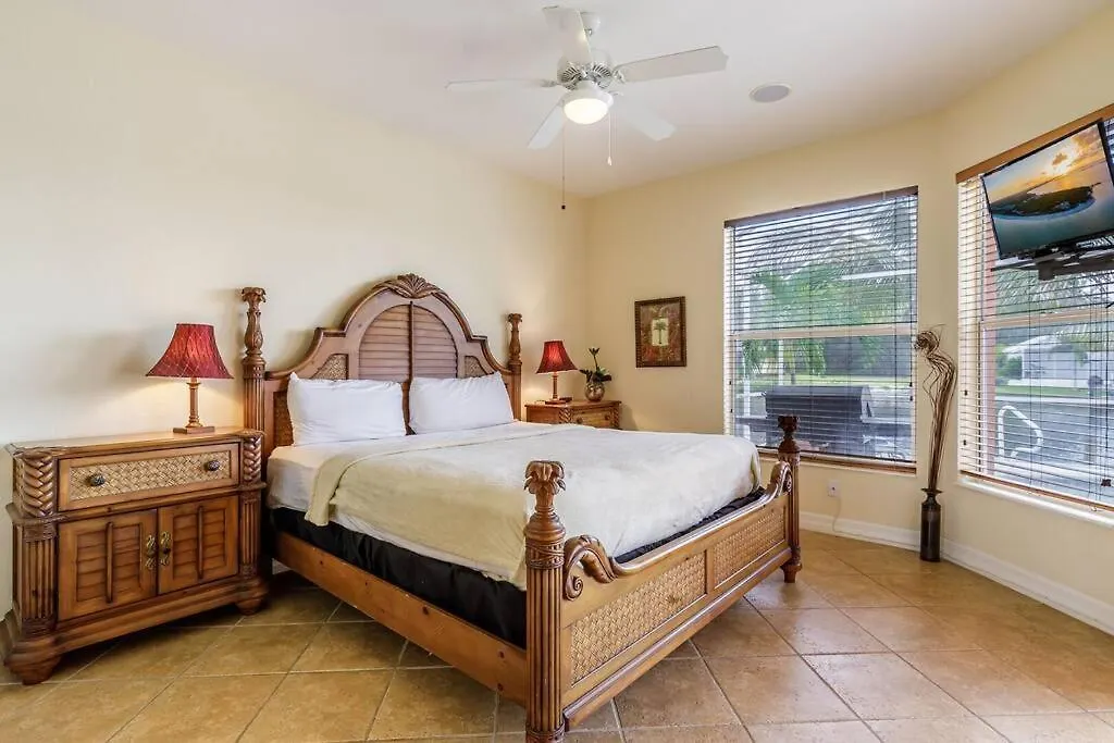 Maxos - Boaters Dream 4br/3 Bath Pool / Cabo Coral