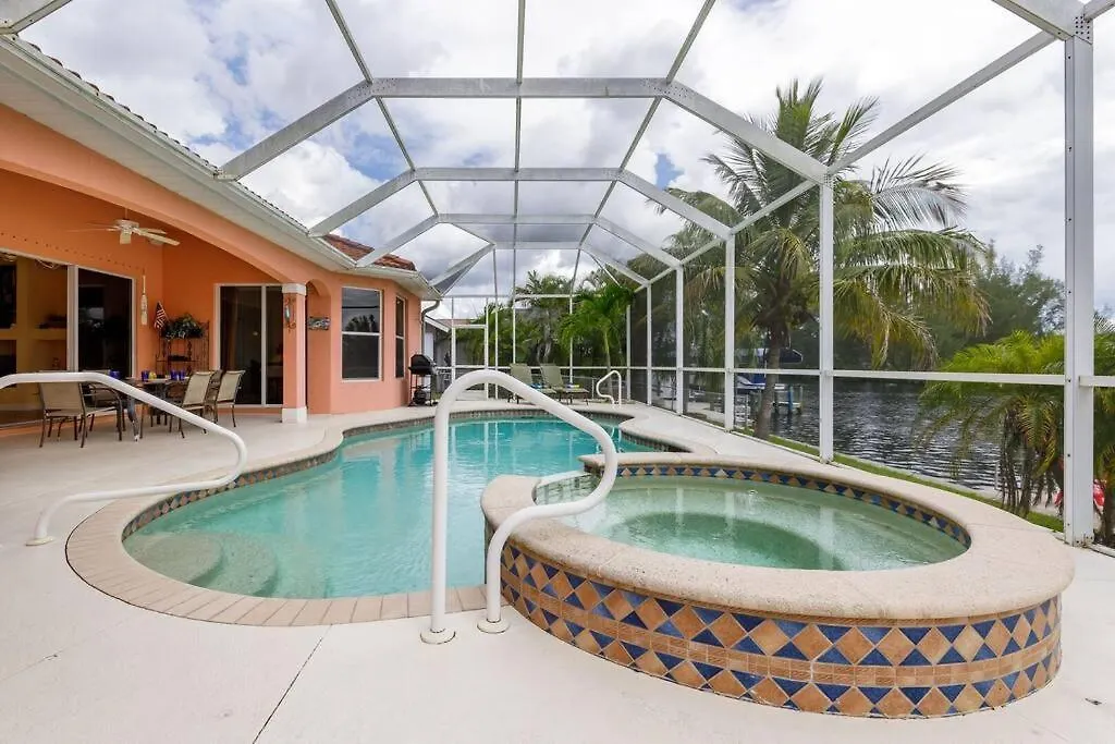 Villa Maxos - Boaters Dream 4br/3 Bath Pool / Cabo Coral