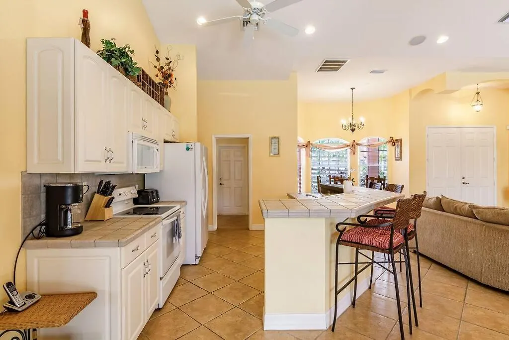Villa Maxos - Boaters Dream 4br/3 Bath Pool / Cabo Coral