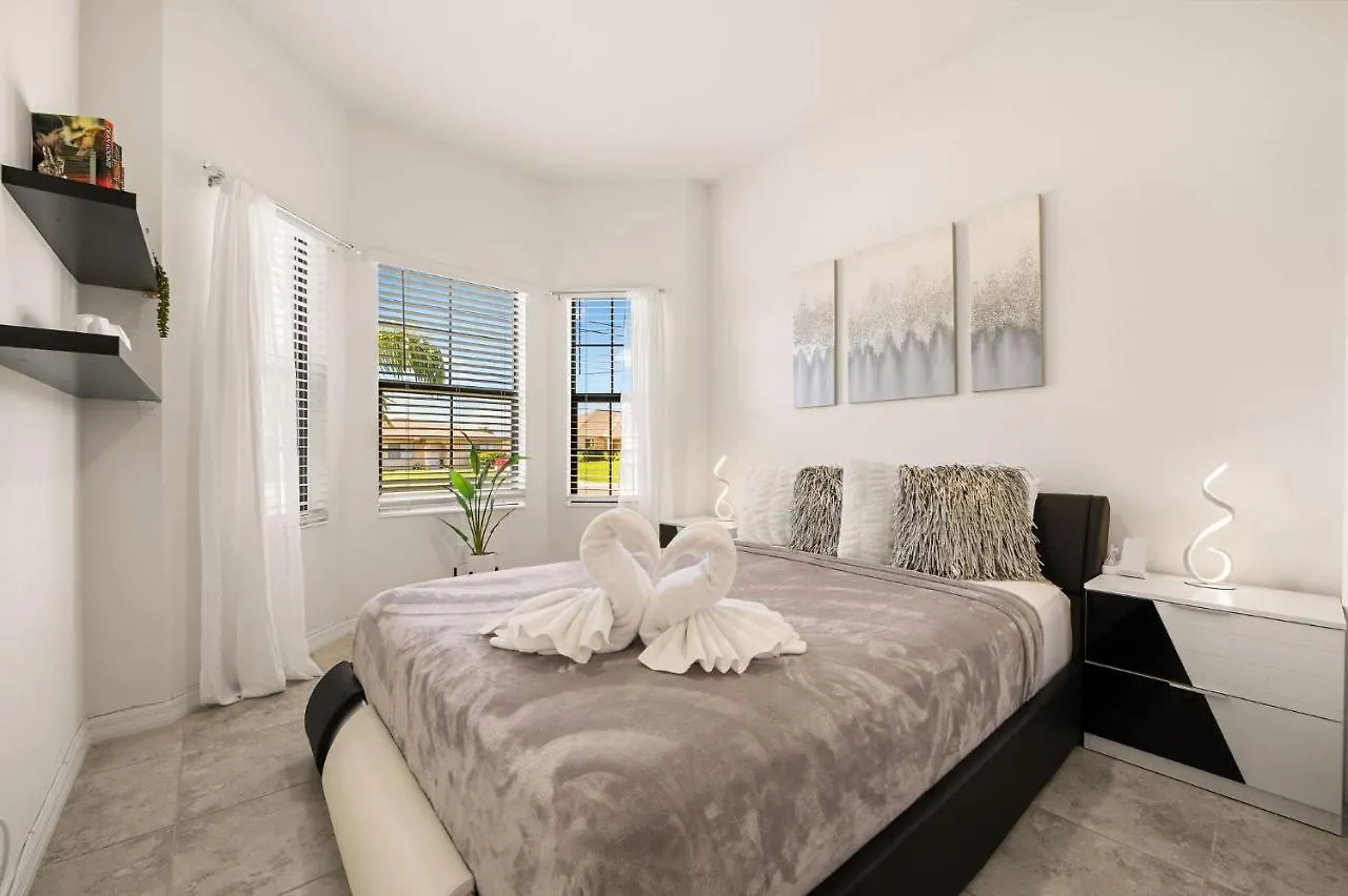 Entire Luxury Duplex Gulf Access Heated Saltwater Pool 케이프코럴