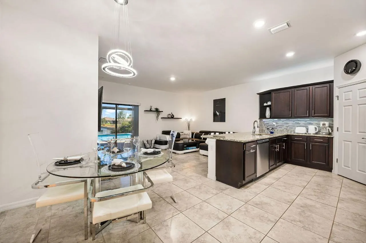 Entire Luxury Duplex Gulf Access Heated Saltwater Pool 케이프코럴