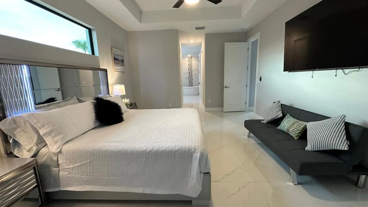 4br Gem: Pool, Pets & Family - Cape Coral, Florida Holiday home *