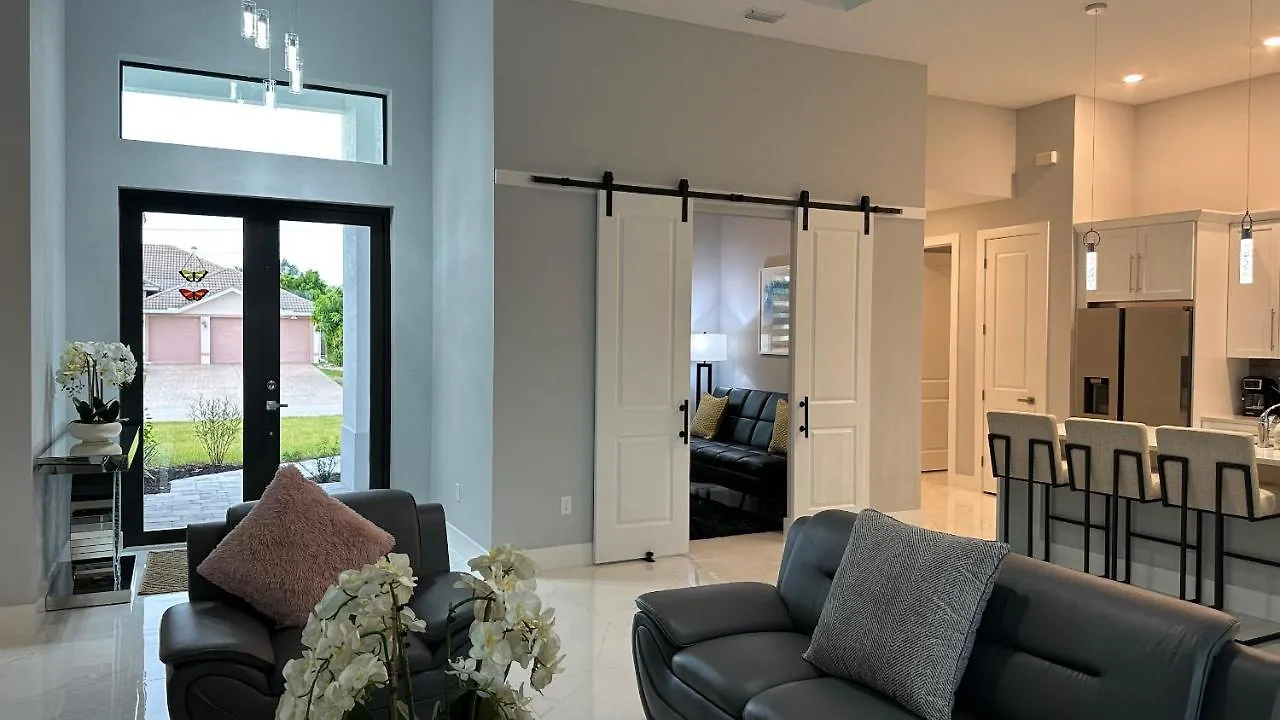 Holiday home 4br Gem: Pool, Pets & Family - Cape Coral, Florida Cape Coral