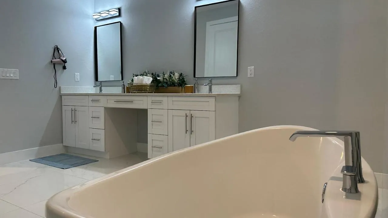 4br Gem: Pool, Pets & Family - Cape Coral, Florida Holiday home