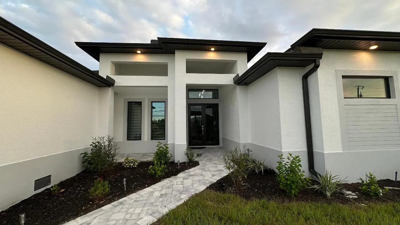 4br Gem: Pool, Pets & Family - Cape Coral, Florida *