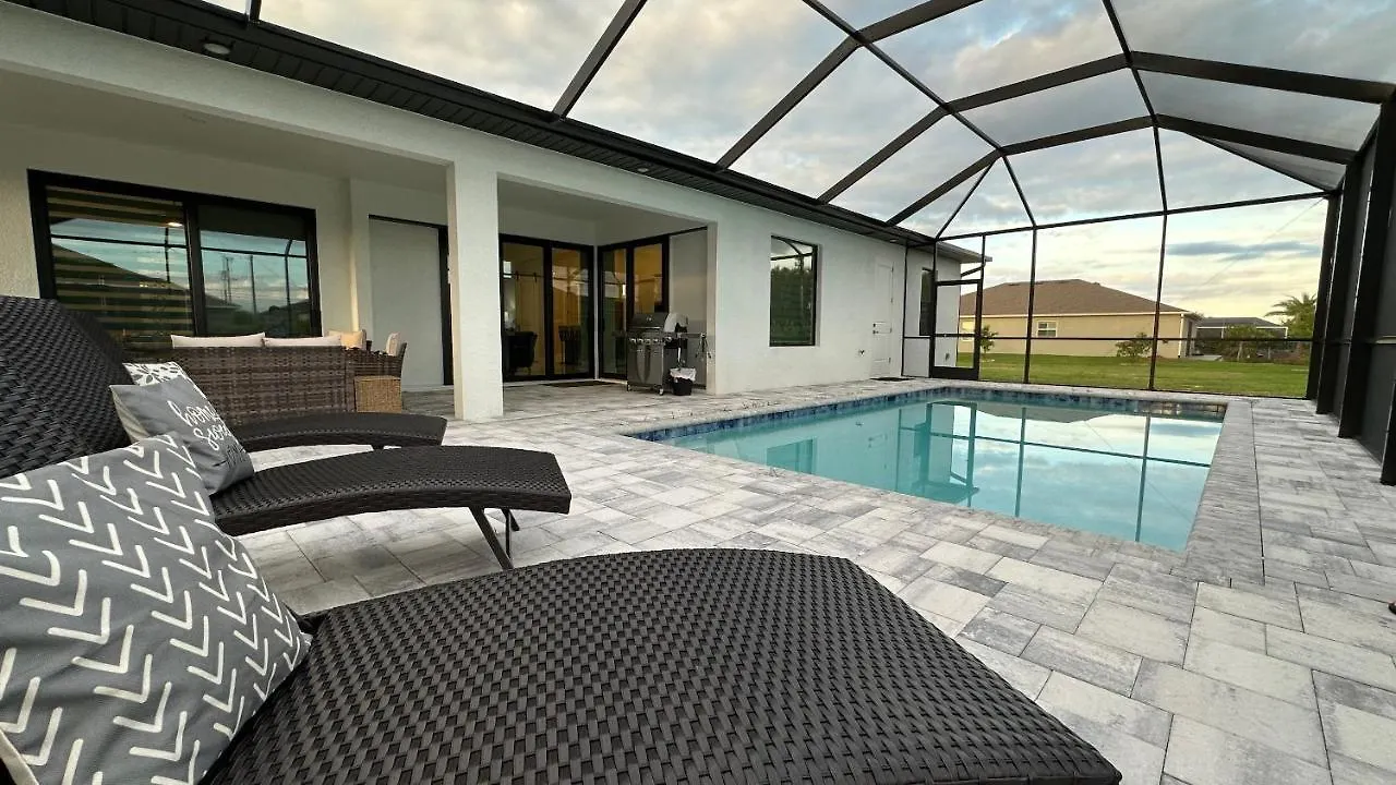 4br Gem: Pool, Pets & Family - Cape Coral, Florida Holiday home *