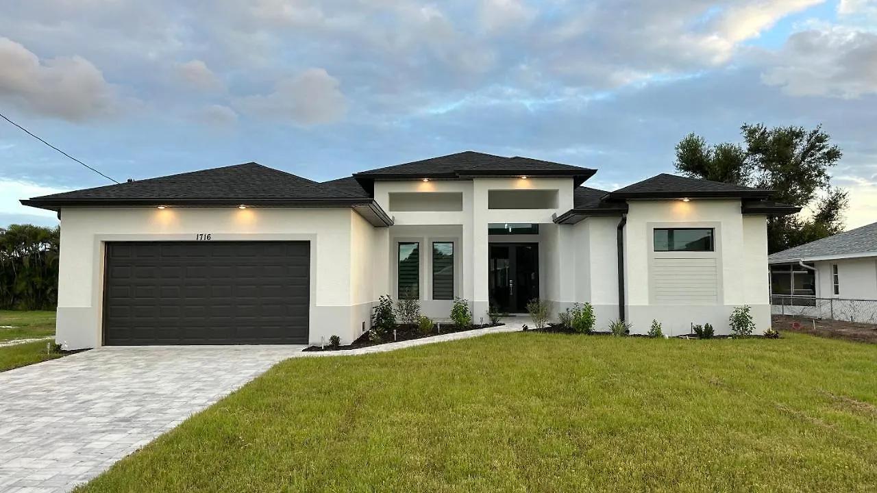 4br Gem: Pool, Pets & Family - Cape Coral, Florida