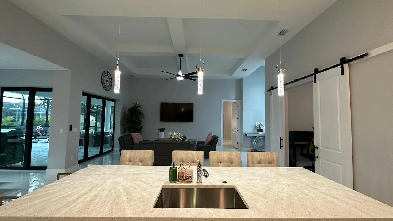 4br Gem: Pool, Pets & Family - Cape Coral, Florida *