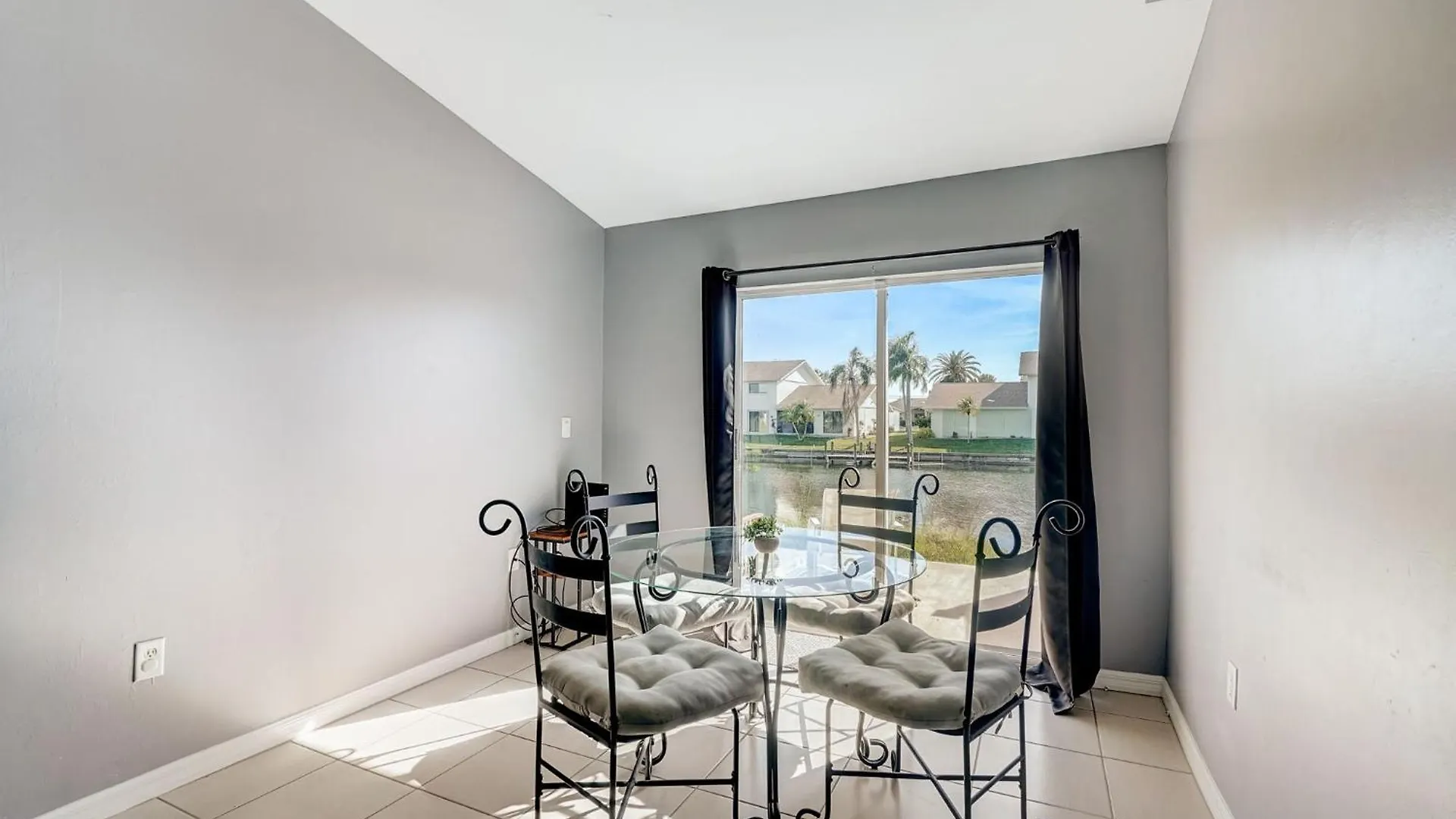 Semesterbostad Peaceful 3 Bed Waterfront *