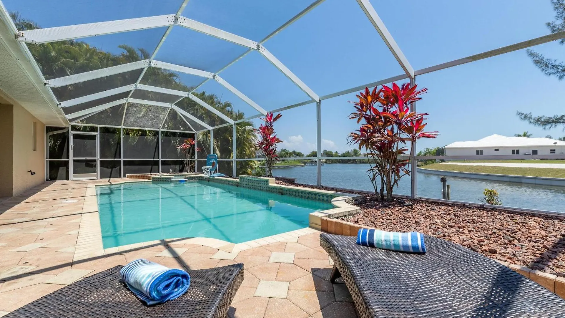 On The Lake, Holiday home *