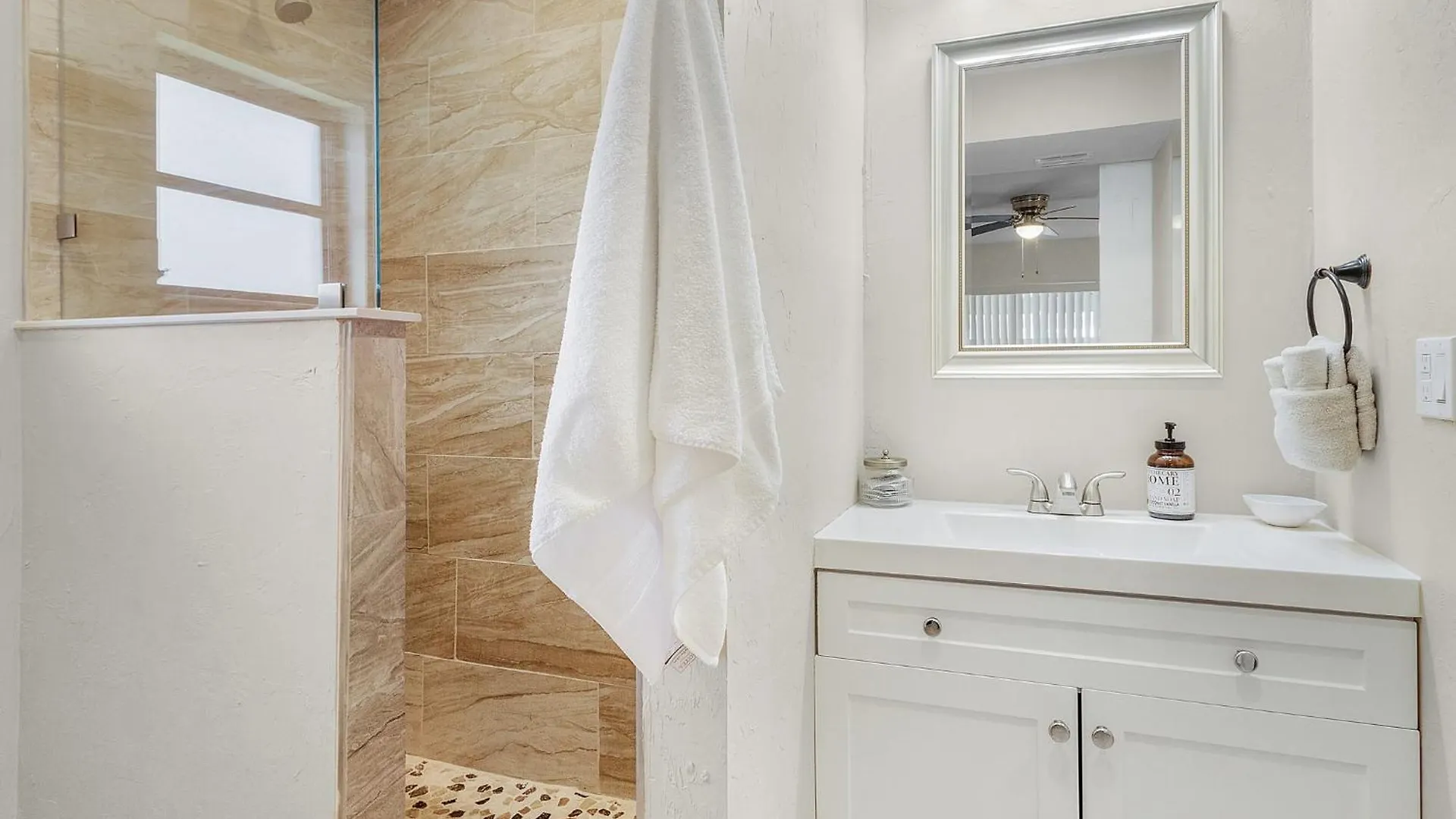 Cozy Retreat, Heated Pool, Water Canal, Bikes,3 Bedroom *