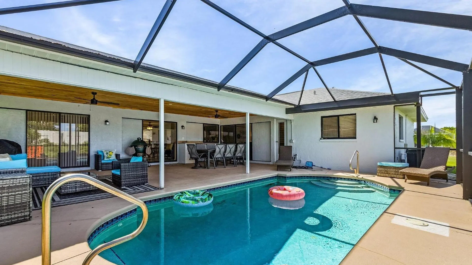 Cozy Retreat, Heated Pool, Water Canal, Bikes,3 Bedroom Cape Coral