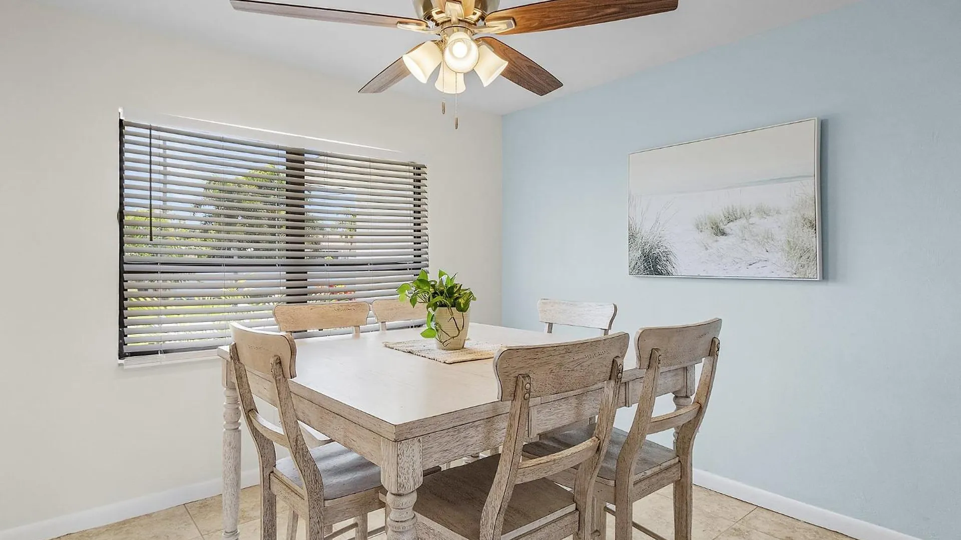 Cozy Retreat, Heated Pool, Water Canal, Bikes,3 Bedroom Cape Coral