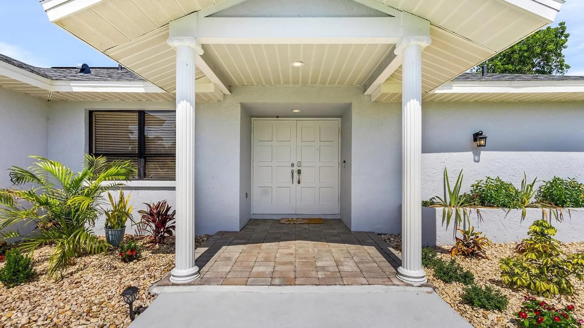 Cozy Retreat, Heated Pool, Water Canal, Bikes,3 Bedroom