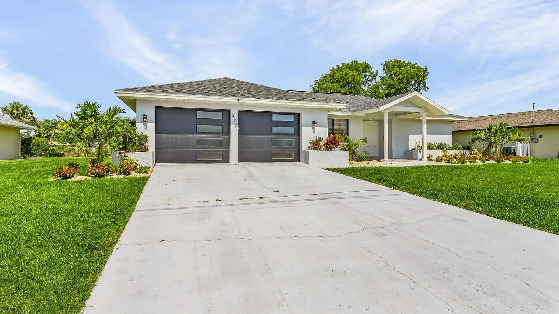 Cozy Retreat, Heated Pool, Water Canal, Bikes,3 Bedroom Cape Coral