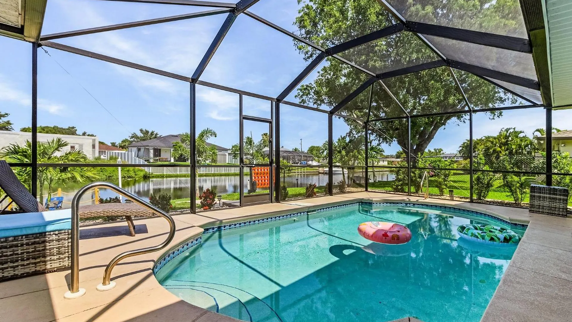 Cozy Retreat, Heated Pool, Water Canal, Bikes,3 Bedroom *