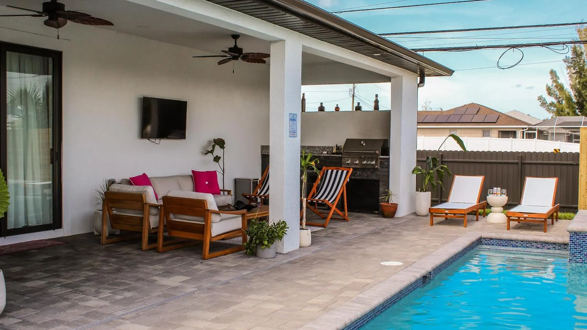 Luxurious Waterfront With Heated Pool And Jacuzzi