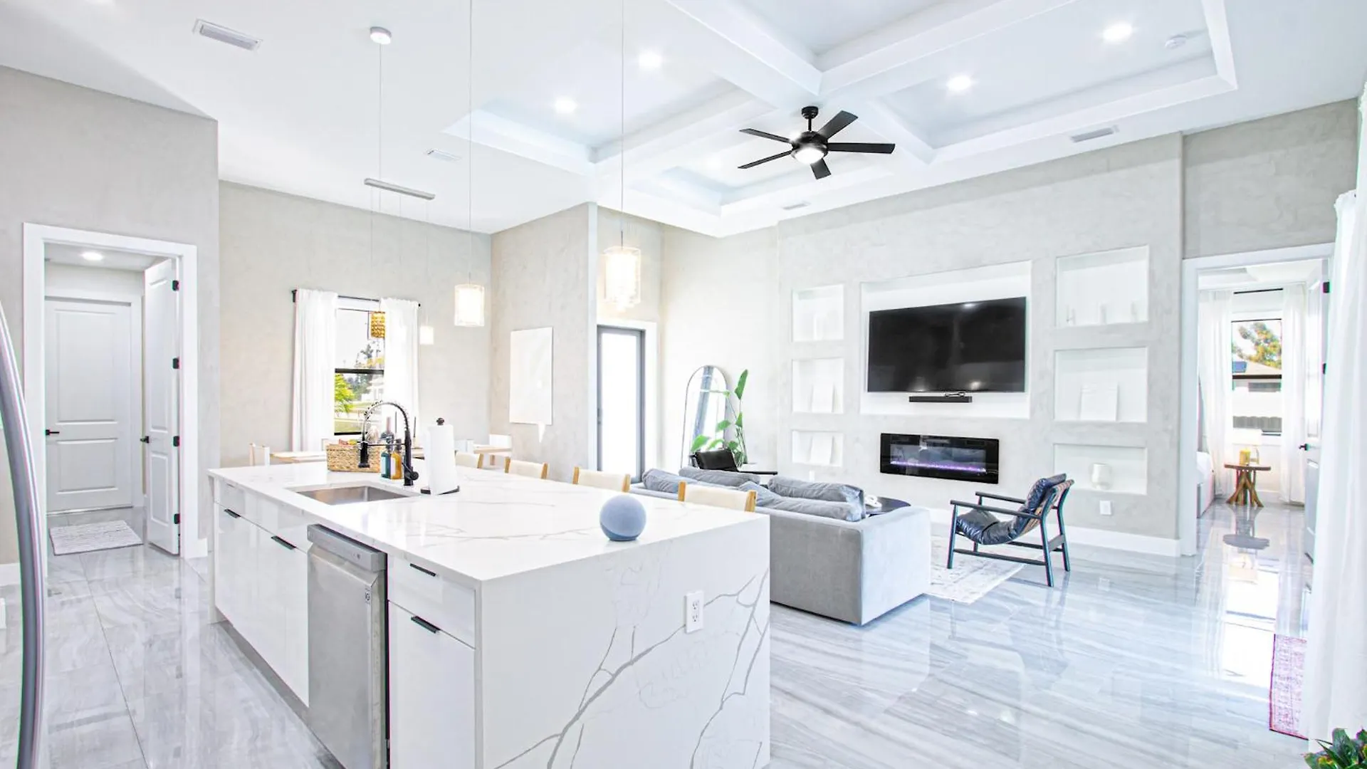 Luxurious Waterfront With Heated Pool And Jacuzzi