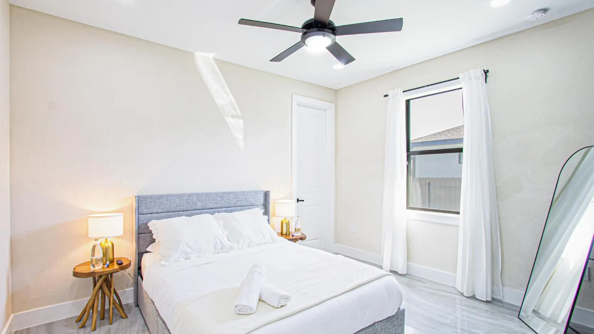 Luxurious Waterfront With Heated Pool And Jacuzzi 빌라 *