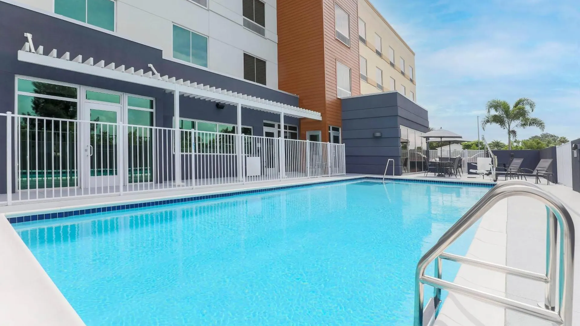 Hotel Fairfield By Marriott & North Myers