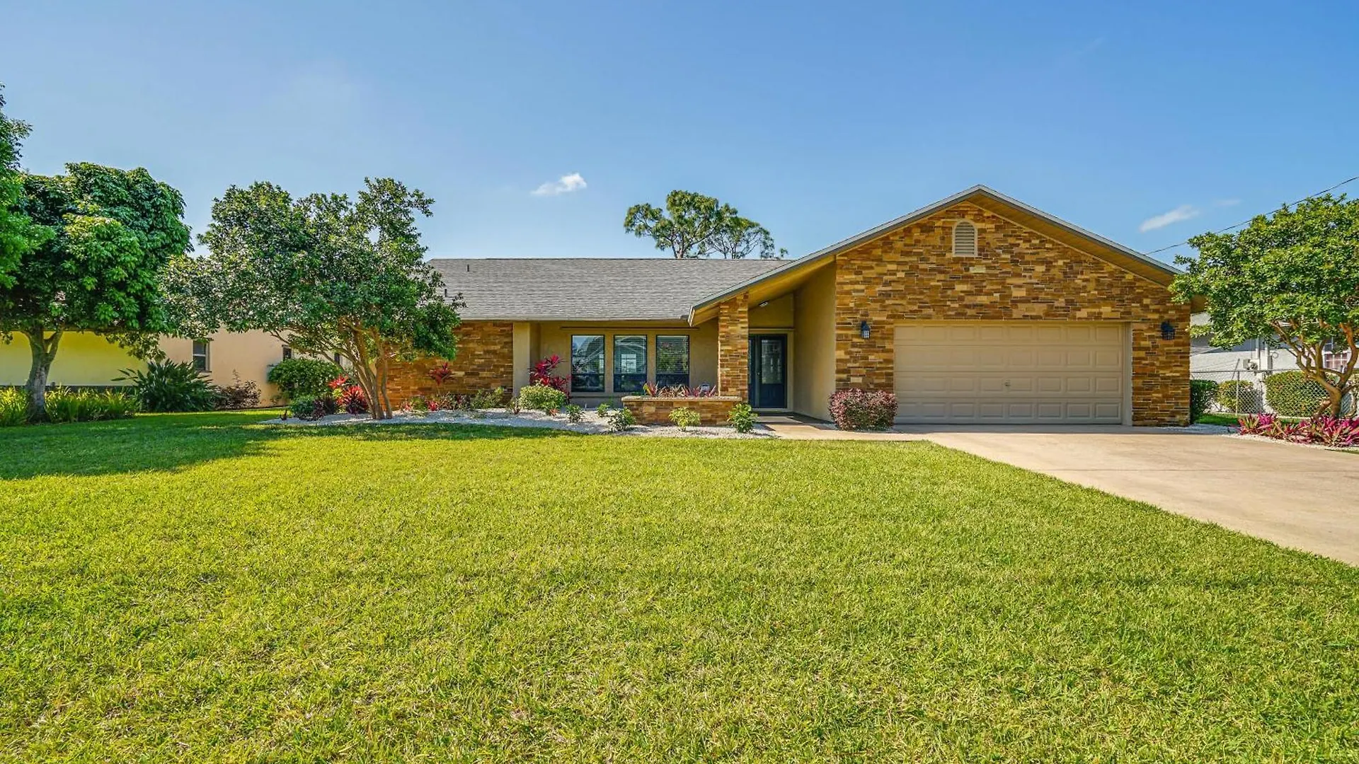 Retreat On Golf Course With Private Pool!