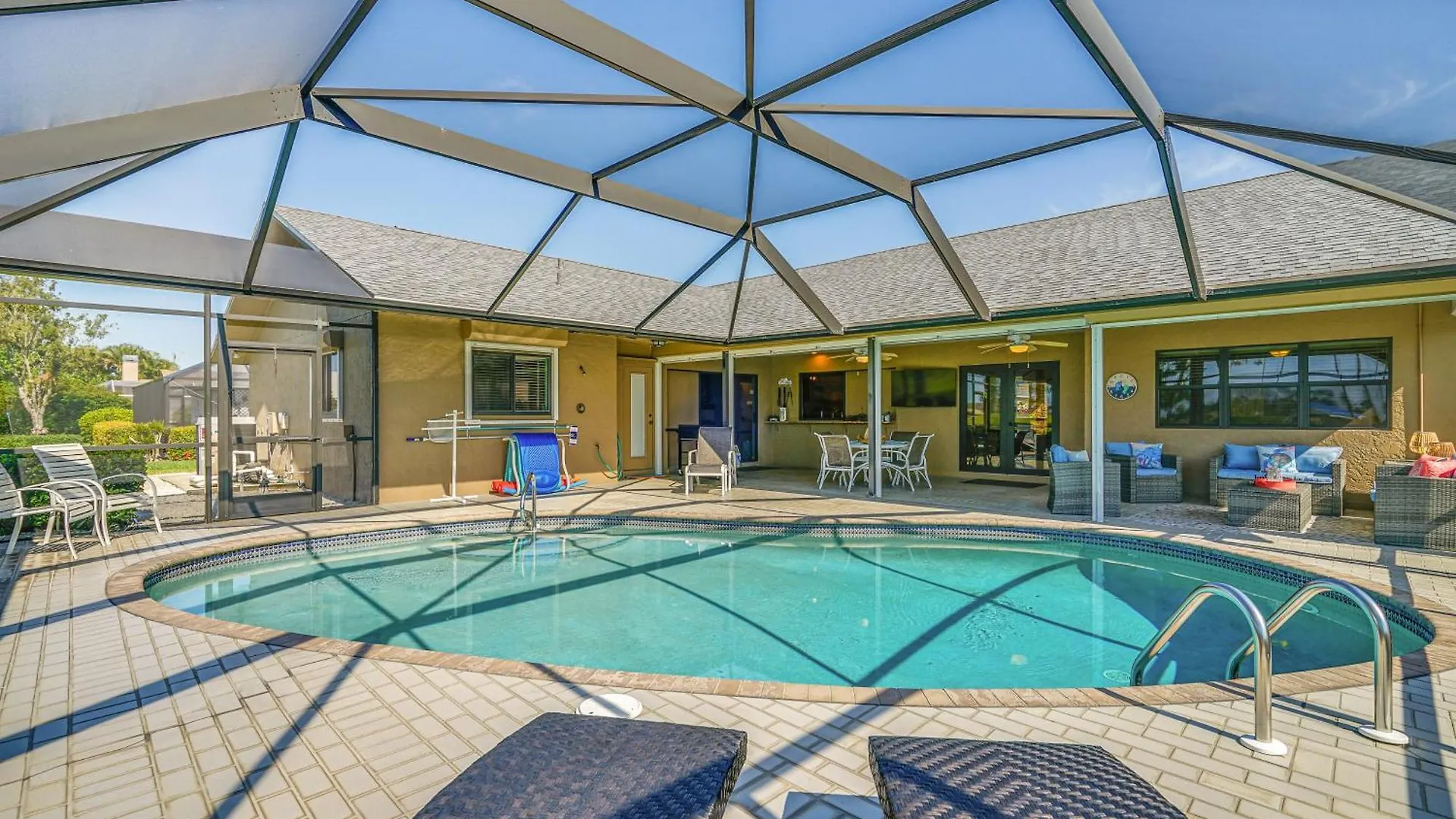 Retreat On Golf Course With Private Pool! Cape Coral