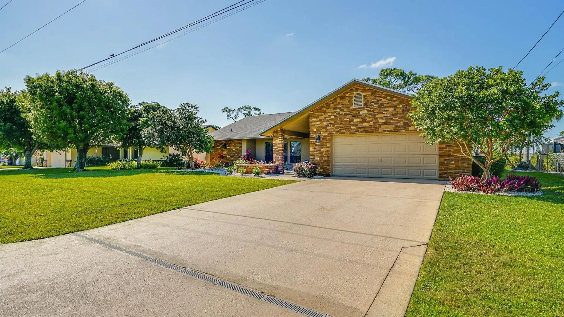 Retreat On Golf Course With Private Pool!
