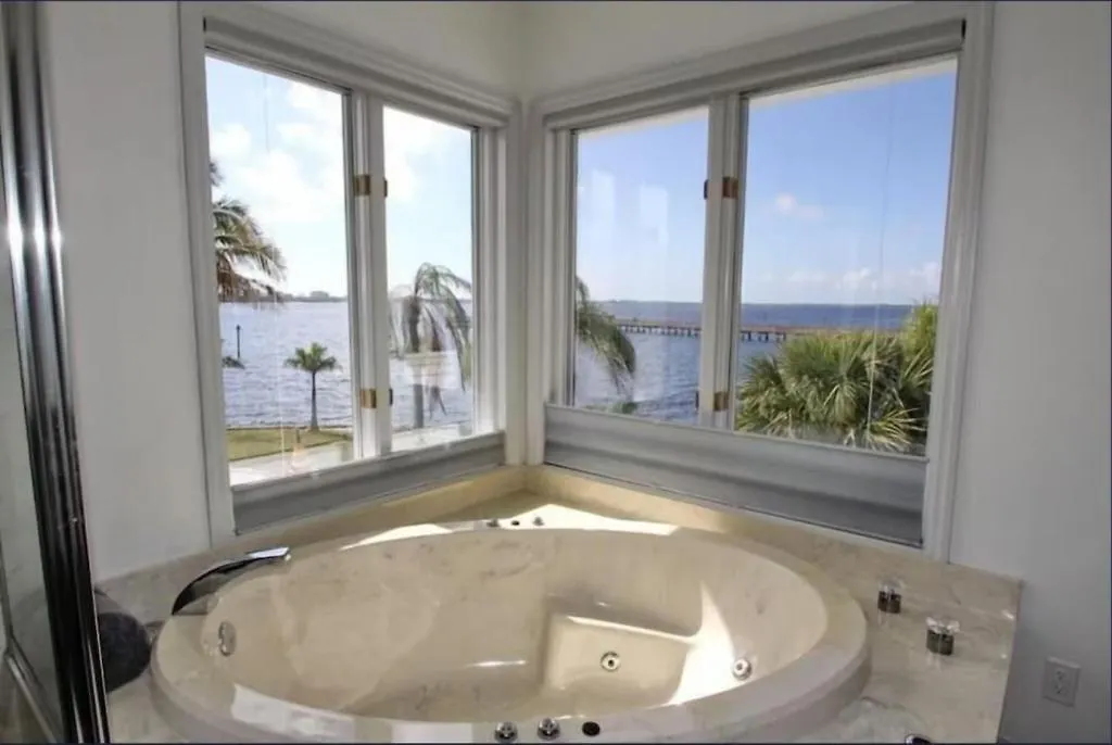 Waterfront With Private Pool! Casa de Férias