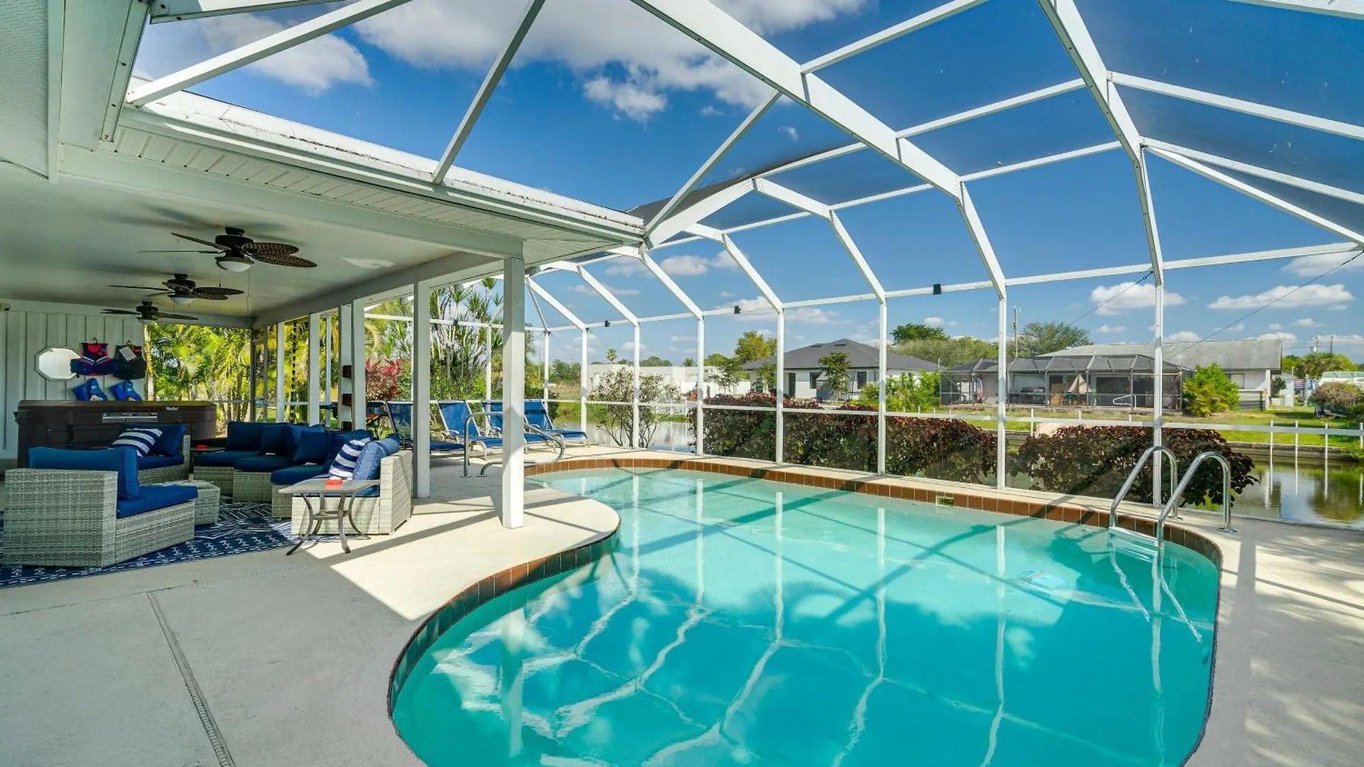 Casa vacanze Canal-front Gem With Hot Tub, Foosball In *