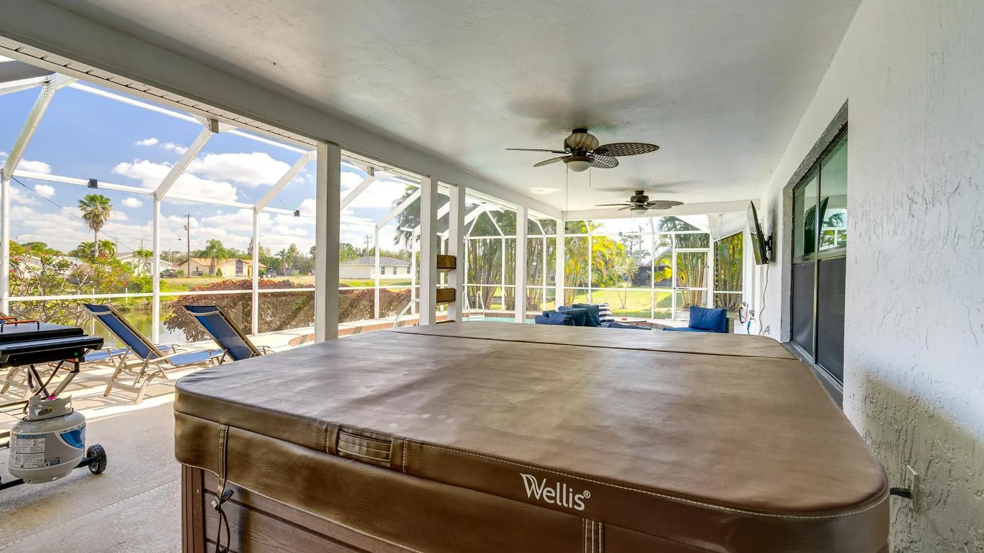 Casa vacanze Canal-front Gem With Hot Tub, Foosball In *