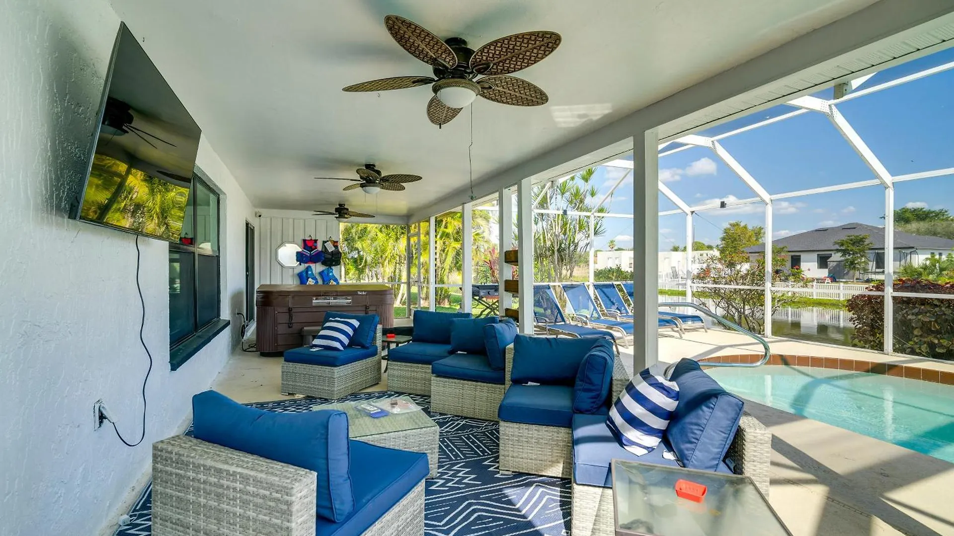 Casa vacanze Canal-front Gem With Hot Tub, Foosball In