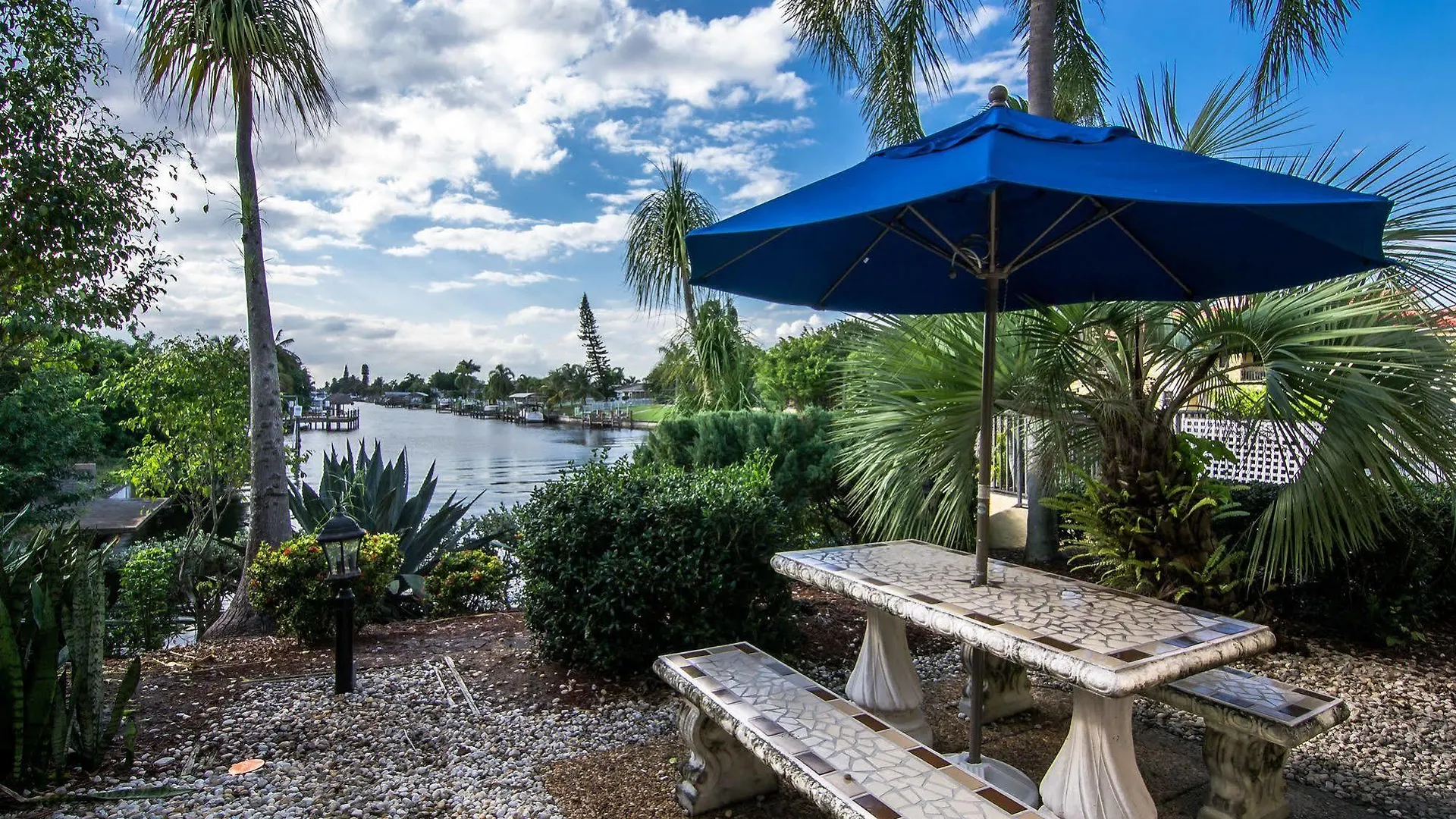 Oyo Waterfront Hotel- Myers, Fl