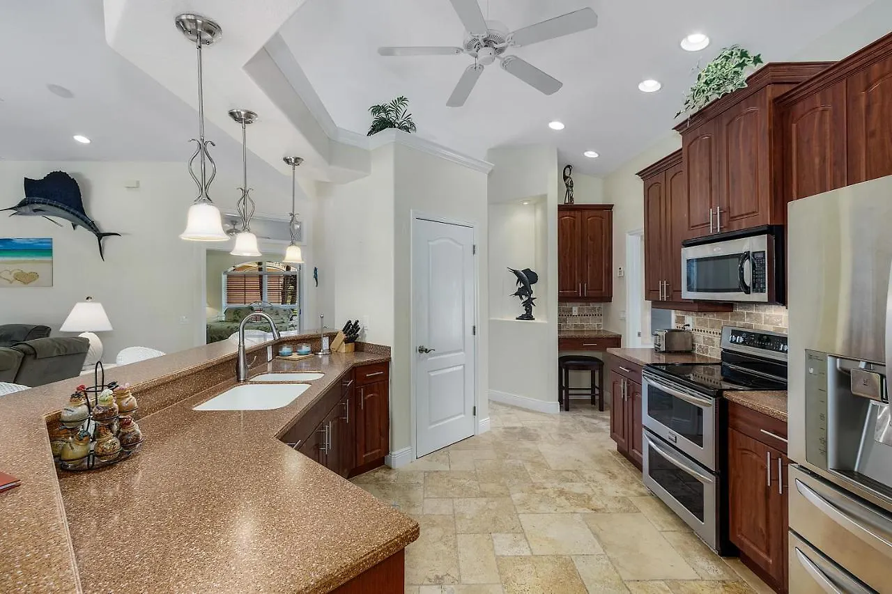 Luxury Home, Hot Tub, Heated Pool, Tiki Bar - Spain Cape Coral
