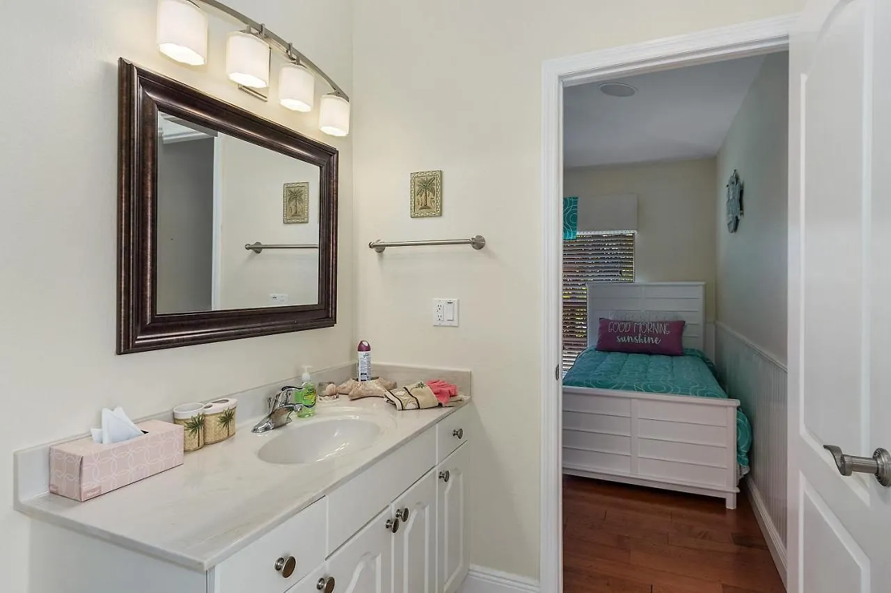 Luxury Home, Hot Tub, Heated Pool, Tiki Bar - Spain Holiday home Cape Coral
