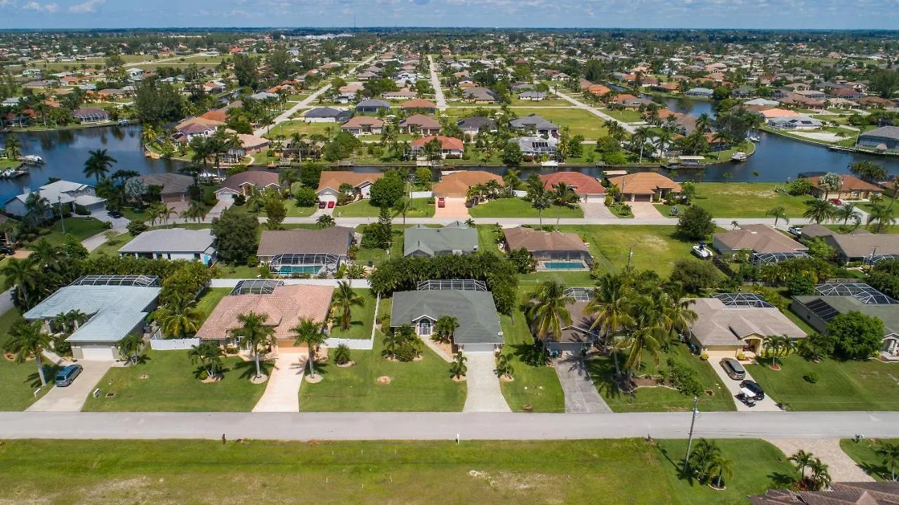 Luxury Home, Hot Tub, Heated Pool, Tiki Bar - Spain * Cape Coral