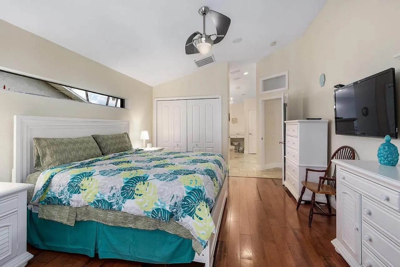 Luxury Home, Hot Tub, Heated Pool, Tiki Bar - Spain Holiday home Cape Coral