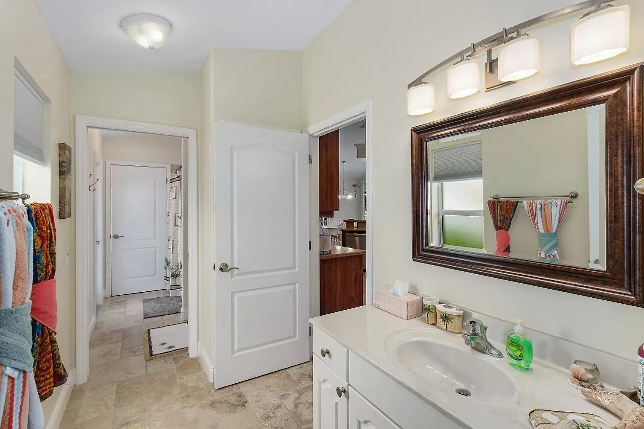 Luxury Home, Hot Tub, Heated Pool, Tiki Bar - Spain Holiday home Cape Coral
