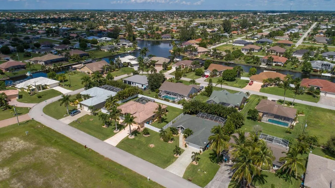 Luxury Home, Hot Tub, Heated Pool, Tiki Bar - Spain Holiday home Cape Coral
