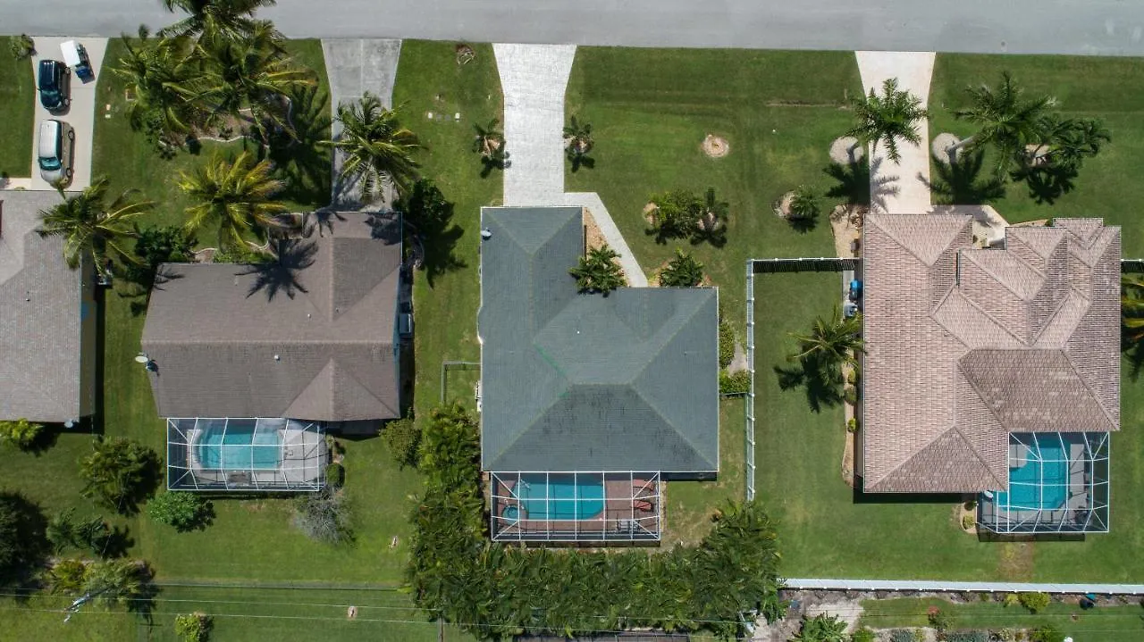 Luxury Home, Hot Tub, Heated Pool, Tiki Bar - Spain Holiday home Cape Coral