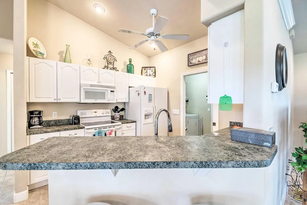 Hébergement de vacances Ideally Located Abode With Heated Pool! *